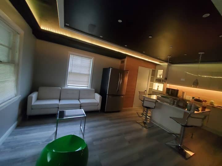 Accommodating 2 Bedroom Unit, Free Street Parking - Rockford, IL