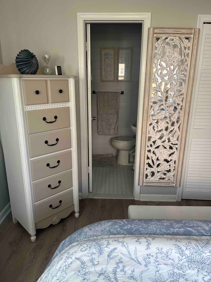 Исто како и во главната спална соба, гостинската спална соба има и сопствена бања/туш.