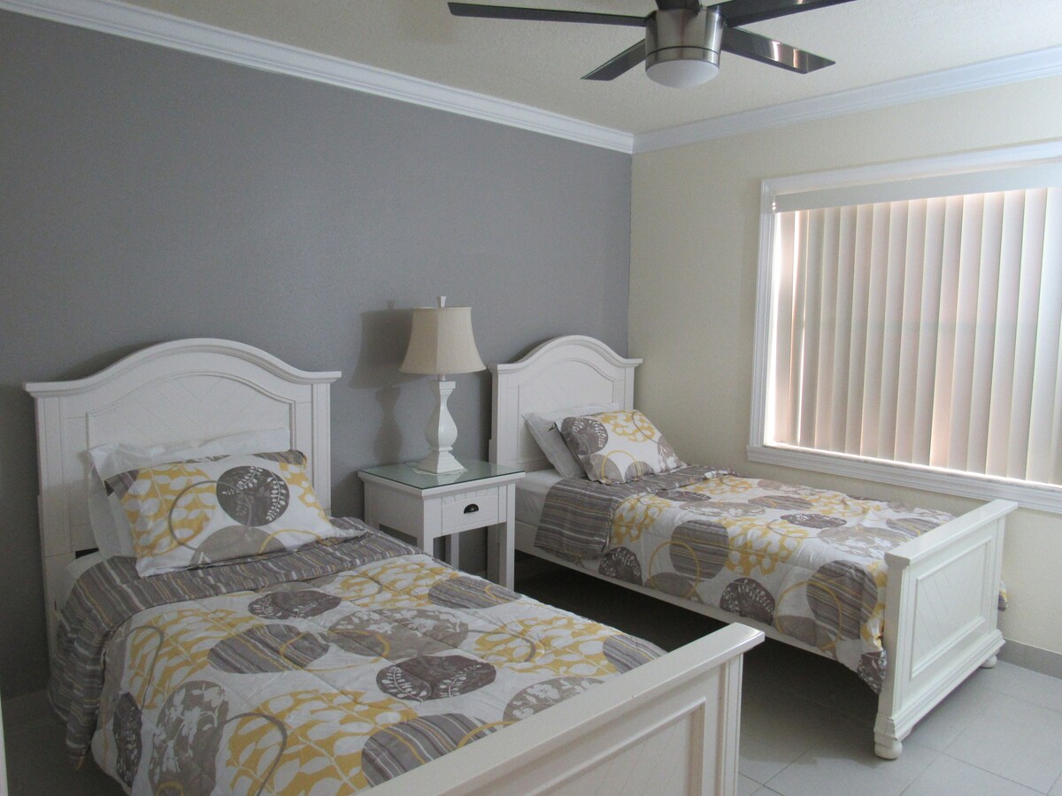 Dormitorio de invitados con dos camas individuales.