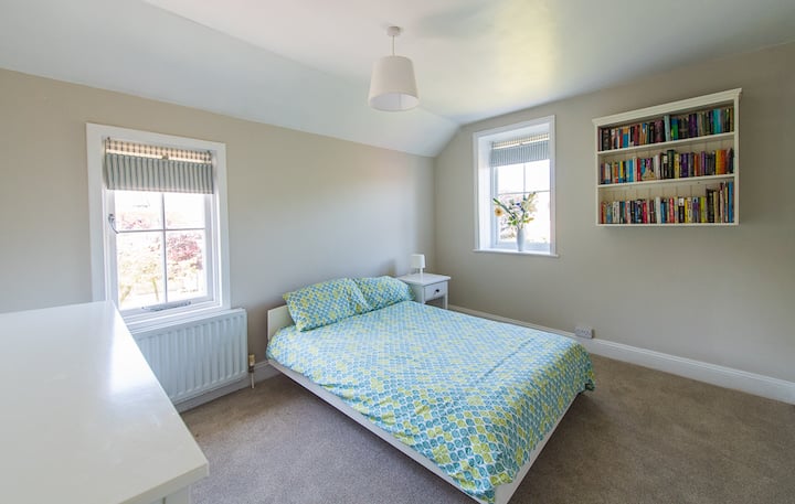 Camera doppia accanto al bagno principale.
Spazio per una culla da viaggio, se necessario.