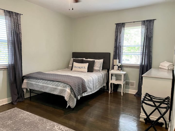 Предна спалня, най - близо до банята с двойно легло, стол за сядане, нощно шкафче, багажник и скрин. 