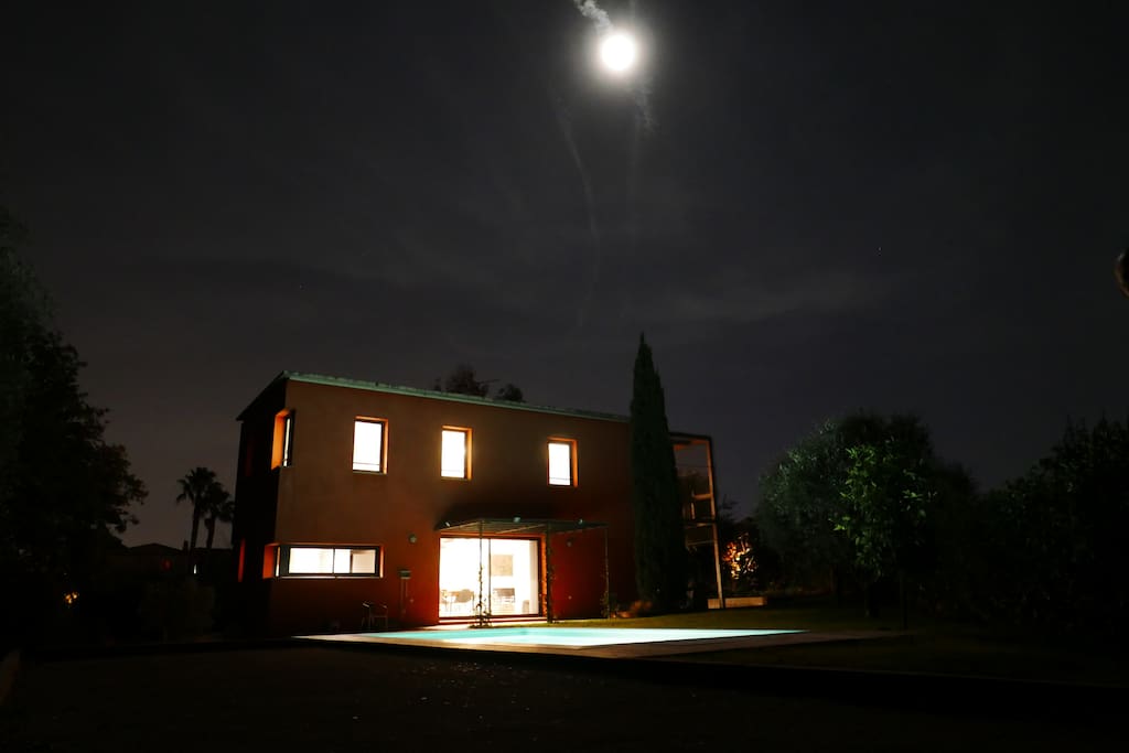 La maison vue de nuit