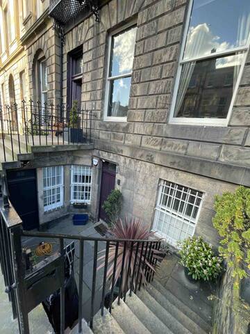 Luxury City Centre Flat w/Private Garden & Parking gallery image 2