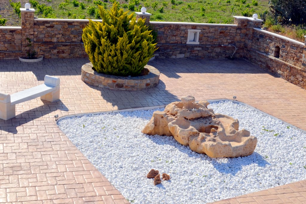 OUTSIDE VIEW - ROCK GARDEN