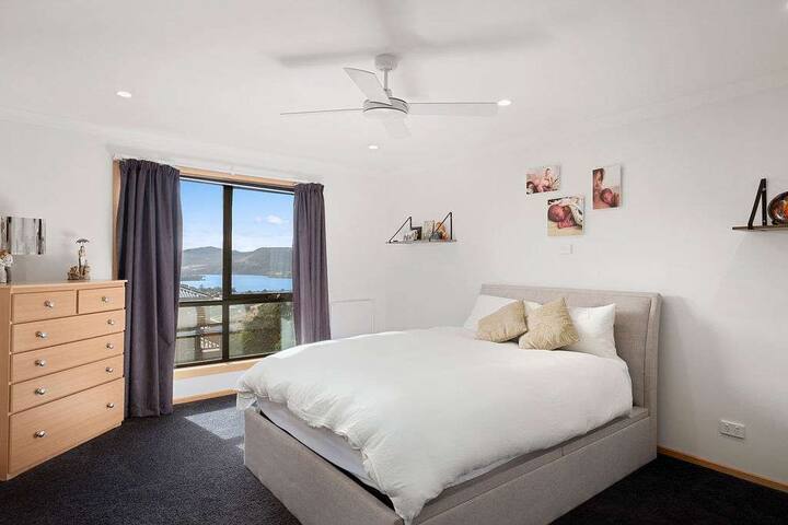 Modern, spacious & sunny home with stunning views. gallery image 2