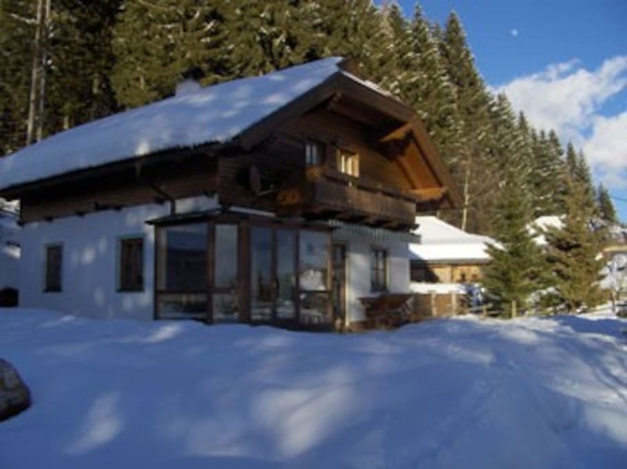 Bequeme Wanderwege führen von unserem Haus aus in die nähere Umgebung. Pilze und Beeren wachsen in gesunder Natur und können mit heimgenommen werden