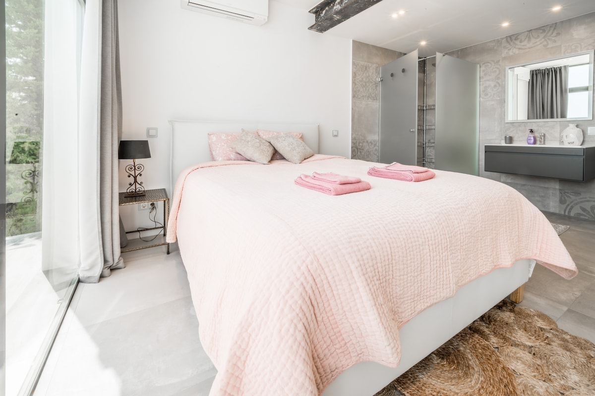 Spálňa s vlastnou kúpeľňou