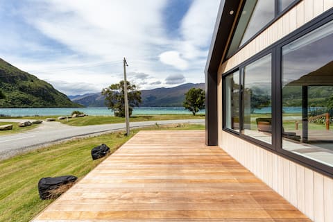 Modern Lakefront Holiday Home