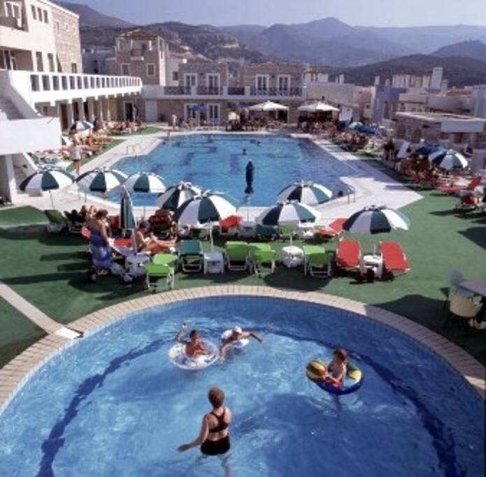 Δυο πισίνες στο κέντρο του οικισμού/ Two swimming pools in the center of the village