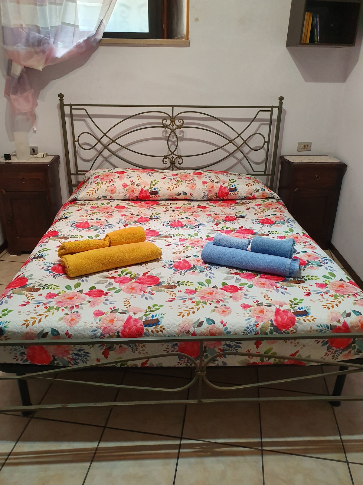 Брачен кревет (широк 150-179 см) од ковано железо со ноќни шкафчиња и ламба