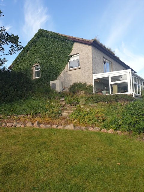 Lochside bungalow, spectacular views and wildlife