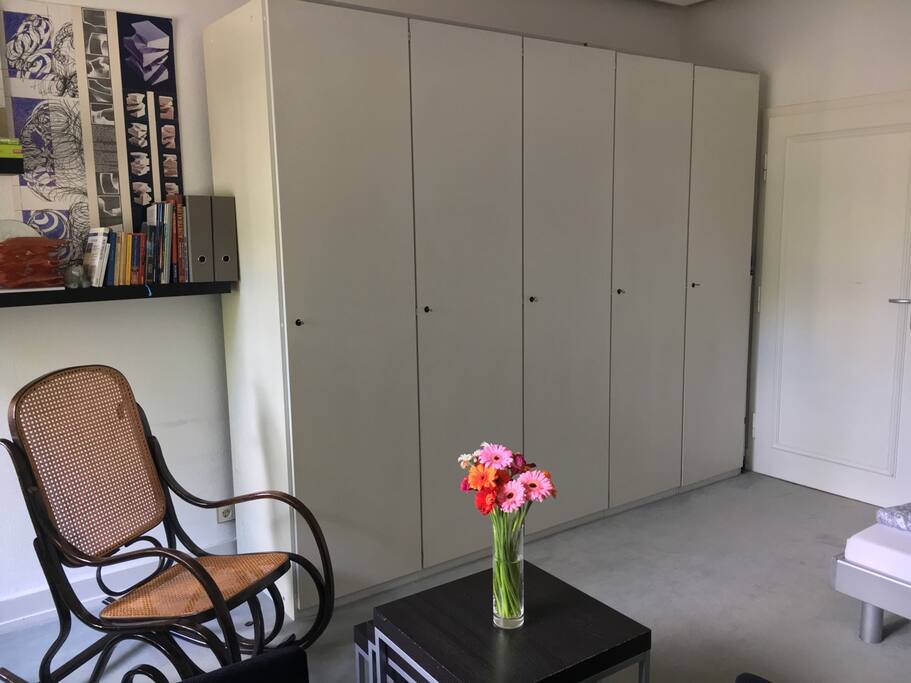 mit Kleiderschrank