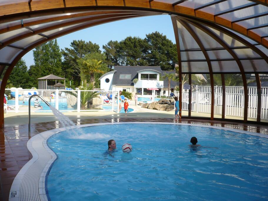piscine couverte et chauffée :eau à 28, jets massants ( accès gratuit)