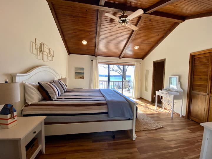 Entra en la casa y a tu izquierda se encuentra la habitación principal con un baño privado completo