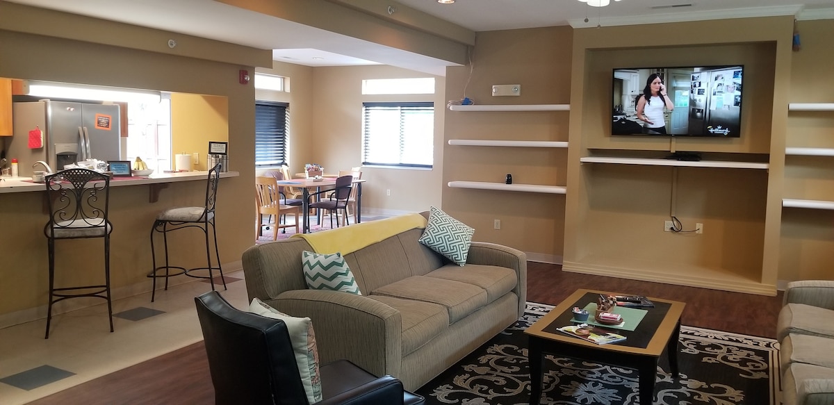 LR/พื้นที่รับประทานอาหารแบบใช้ร่วมกันพร้อม DirecTV