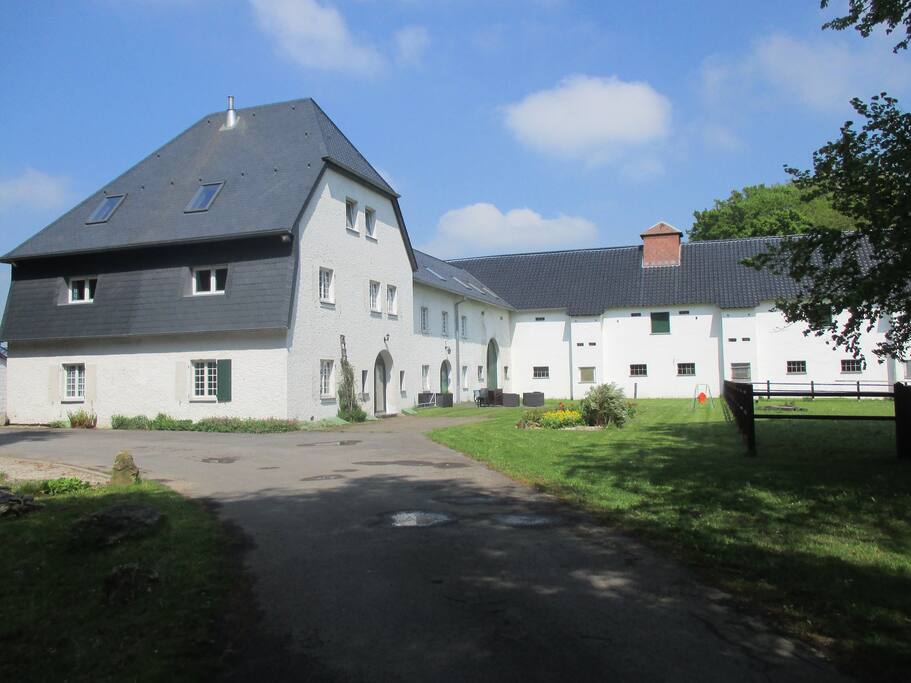 Alter, preussicher Gutshof in der belgischen Eifel