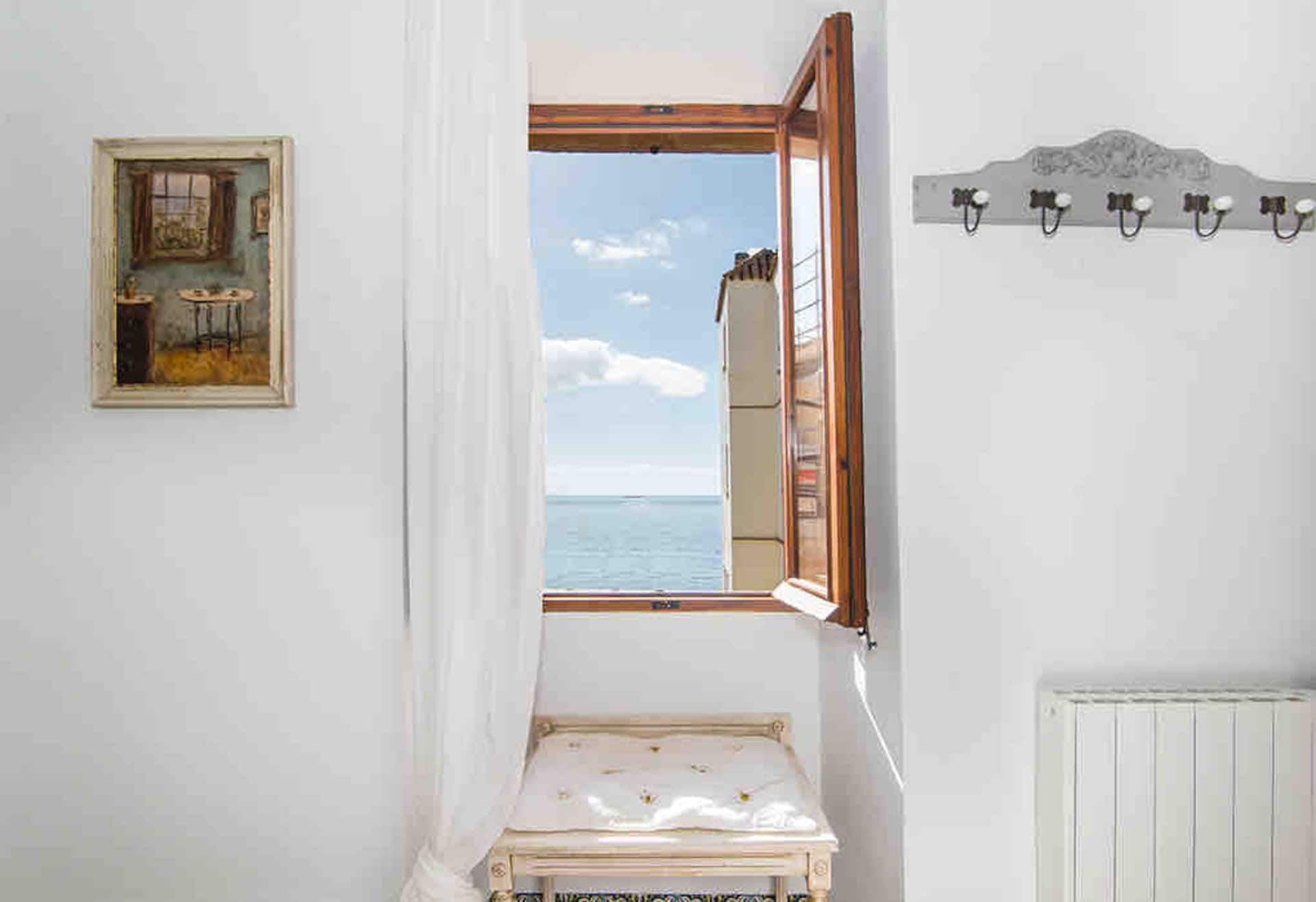 Poppy’s Beach House/48 steps from the sea.
