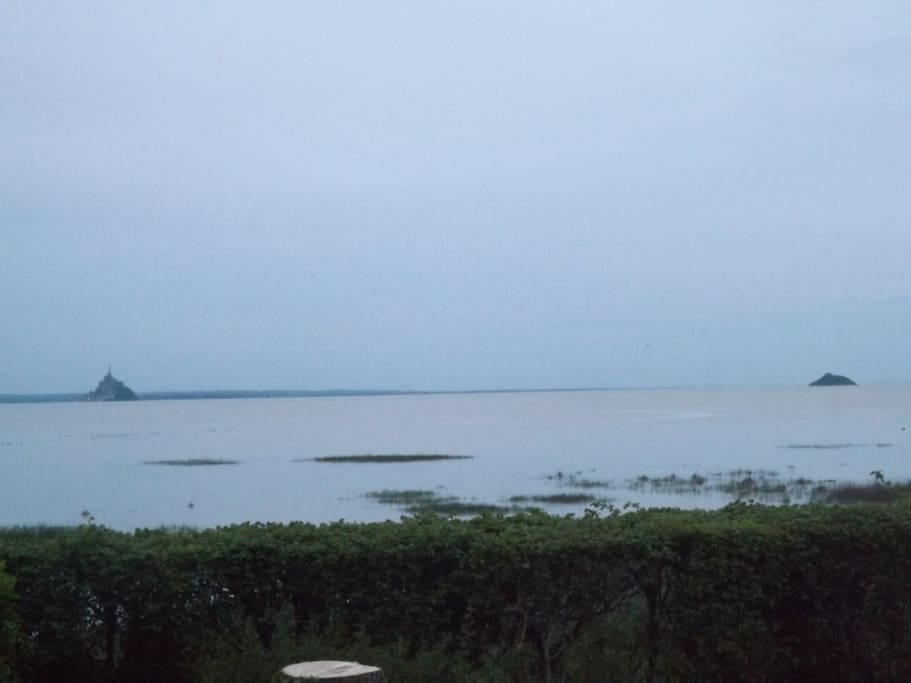 grande marée; la mer est juste devant la maison