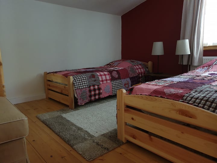 Две отделни единични легла с удобни матраци. Има и килер, който да използвате.