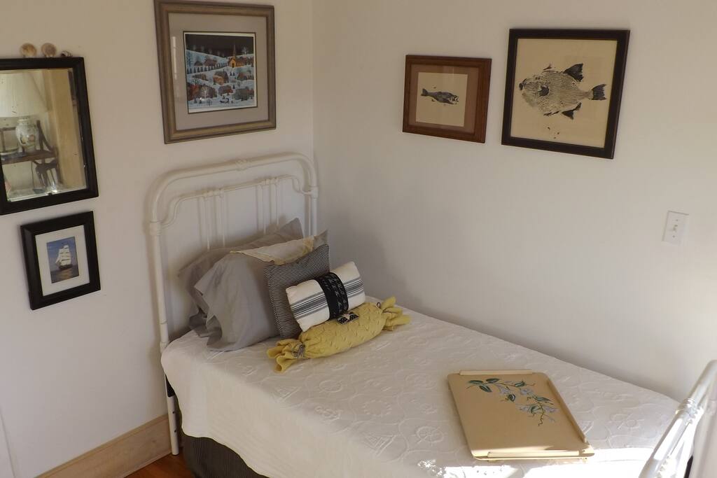 Bedroom with trundle bed
