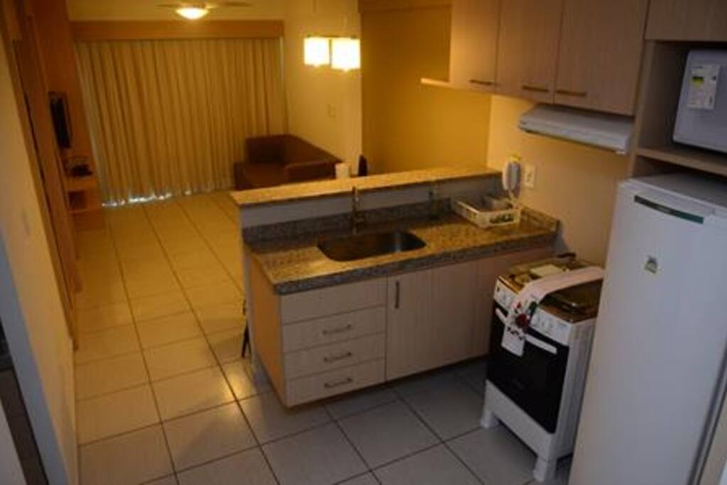 Cozinha com exaustor e microondas.