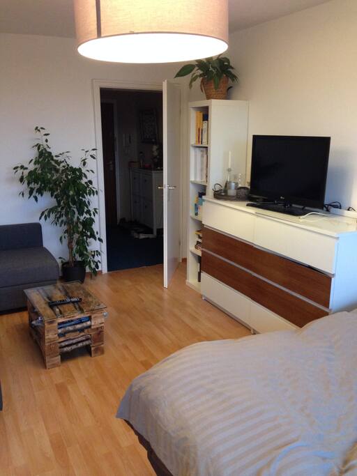 Der kleine aber feine Wohnbereich mit Couch und Tv