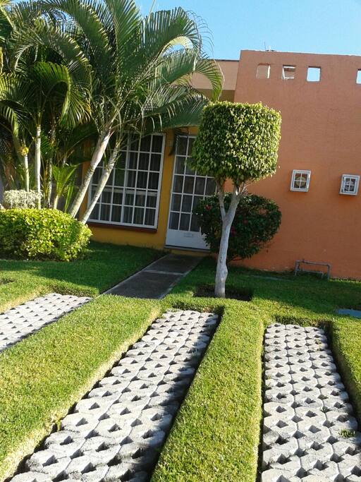 Cajón de estacionamiento frente a la puerta de entrada