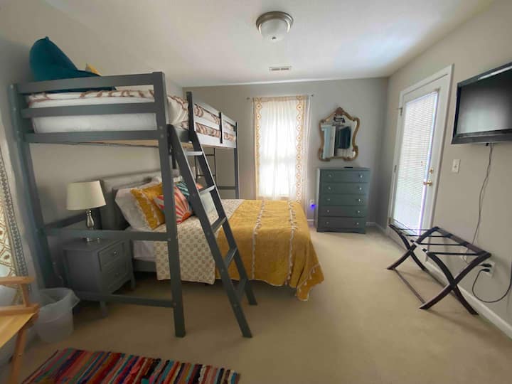 მე-3 საძინებელი ზემოთ, უამრავი ტანსაცმლით, სათავსოთი, სააბაზანოთი და აივნის ვერანდით