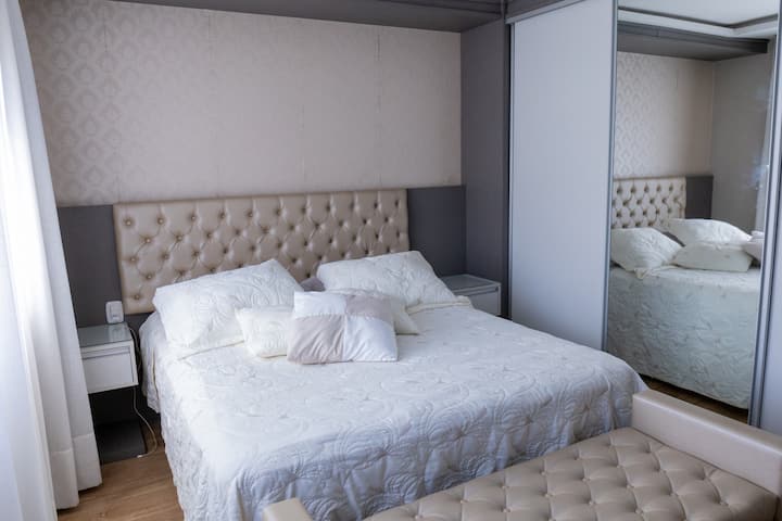 تلفزيون سرير مزدوج مع جهاز Chromecast ومكيف هواء