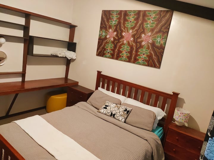 The Queen Bedroom-
* Meza pana za pembeni kila upande wa kitanda. 
*Dawati/sehemu ya kufanyia kazi iliyo na rafu nyingi