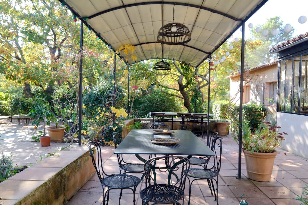 Grande terrasse avec deux tables