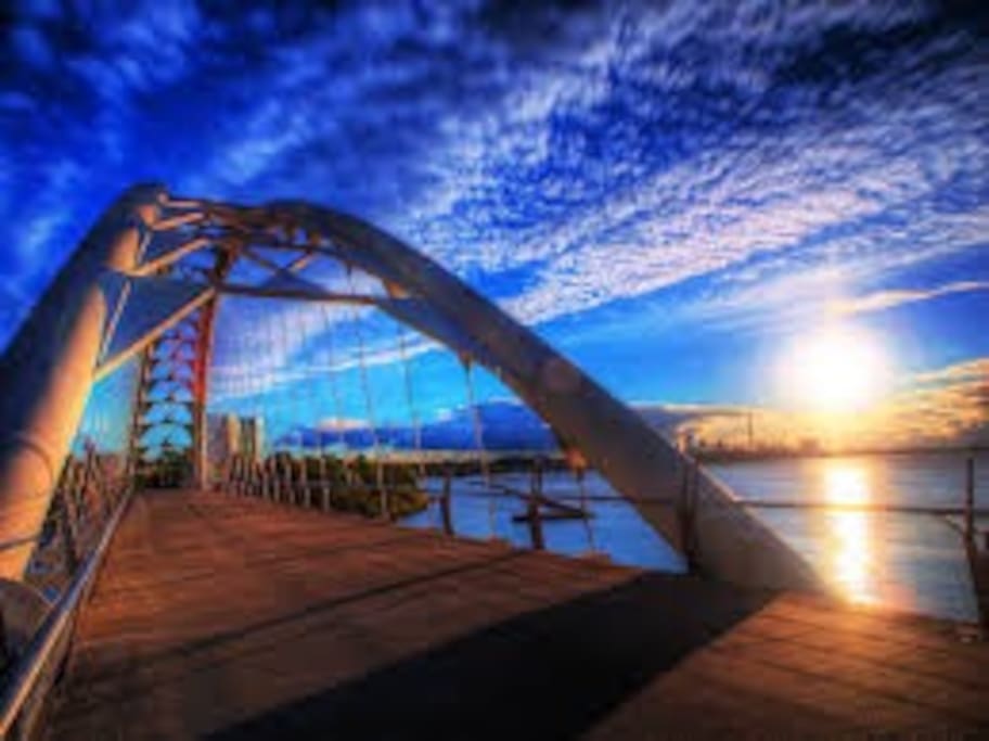 A few steps to beautiful waterfront trails.