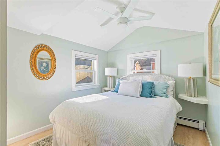 חדר שינה זוגי למטה.