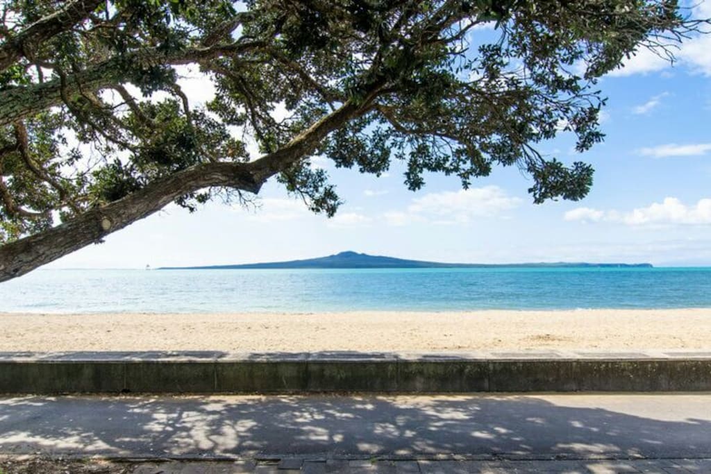 St Heliers and Mission Bay beaches are only 3-4 mins away by car.