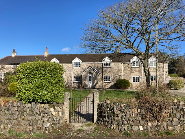 Tranquil room with ensuite in a character cottage Cottages for Rent
