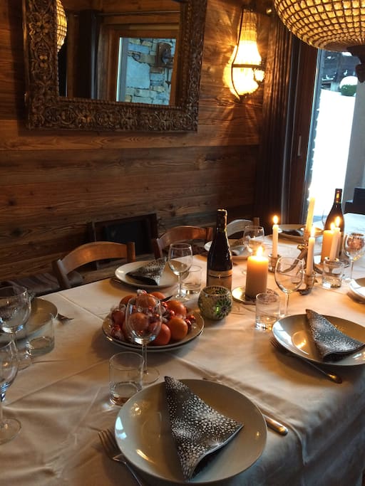 Grande table à manger ouvrant sur terrasse plein sud