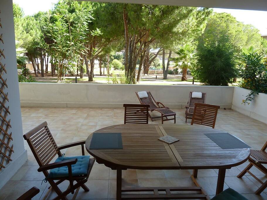 vue de la terrasse depuis la baie vitrée du salon