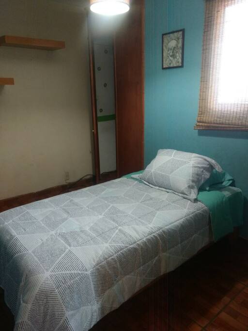 Recamara con cama individual y closet
