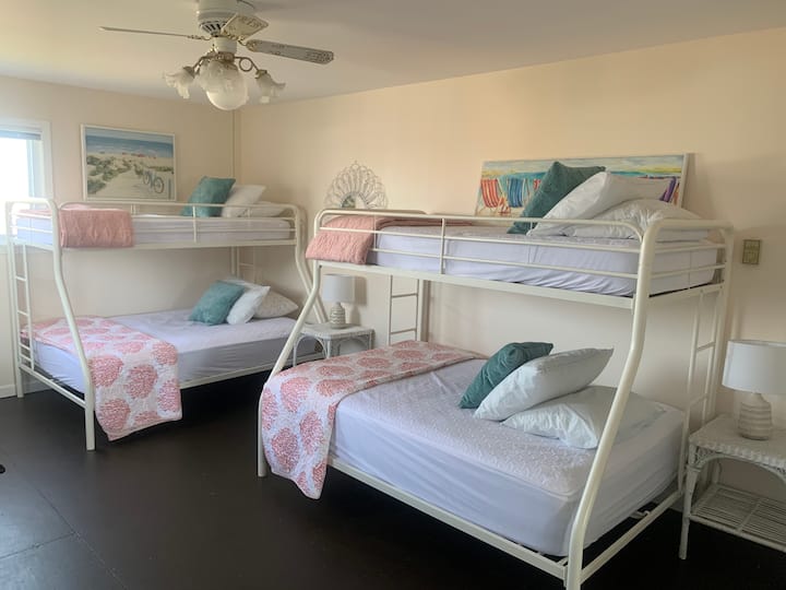 ¡La habitación litera tiene capacidad para 4 personas, con vistas al mar!