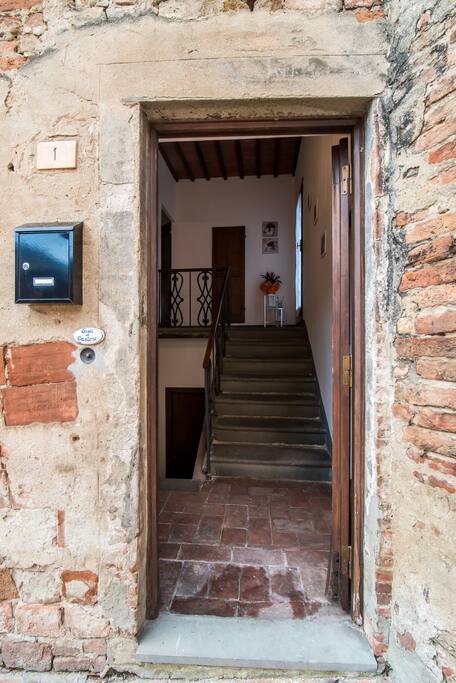 L'ingresso esclusivo a Casa al Cantone ne riassume tutta l'essenza: storia e tradizione in totale indipendenza