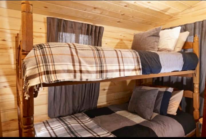 厨房外有双层床房 