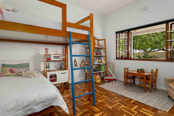 ห้องเด็กเล่นพร้อมเตียงสองชั้นคู่และเตียงเดี่ยว 