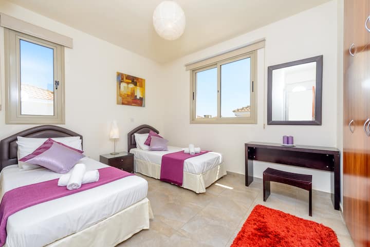 第二间卧室还配有套房。 可应要求将床铺连接起来，制作一张6英尺宽的床。