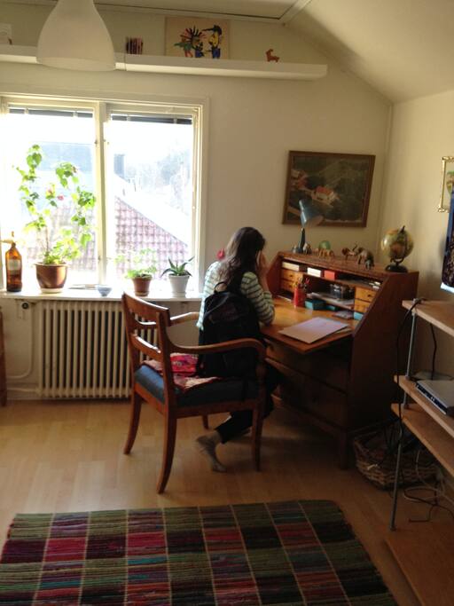 Rummet är ljust och soligt och har utsikt över sjön , museet och stationsområdet.