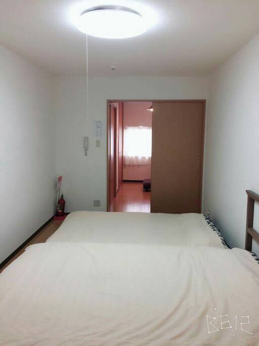 The 2queen beds and sofabed at 2nd floor.