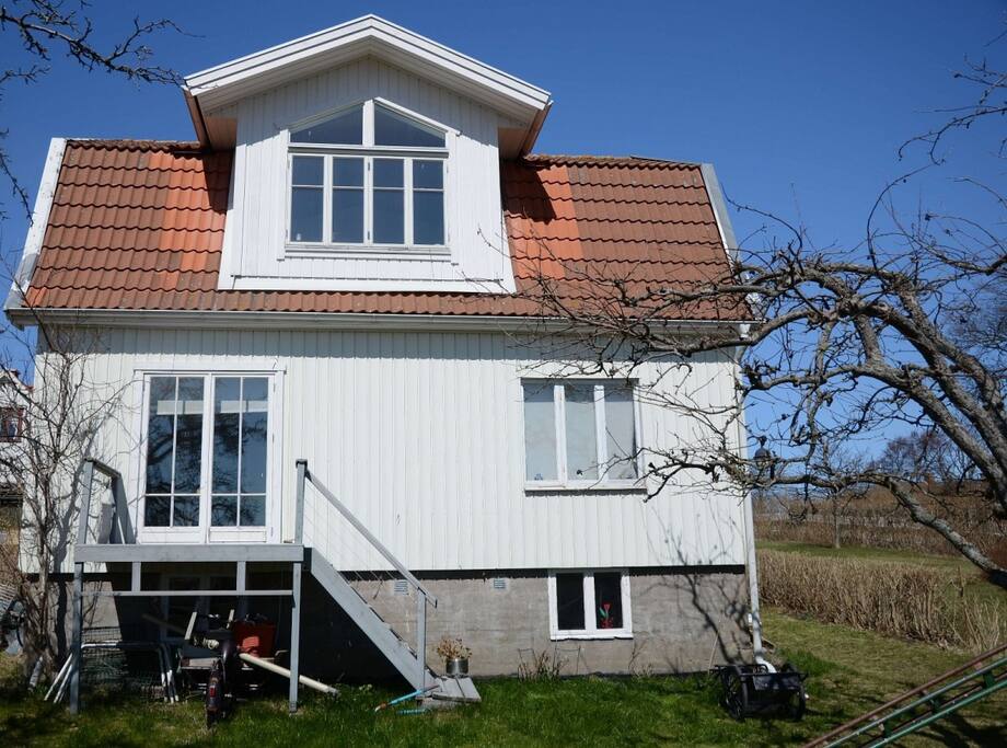 Sydsidan. Från övre fönstret har man en bra utsikt