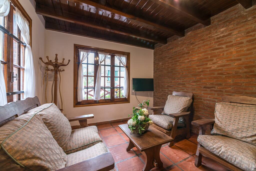 Living con muebles en algarrobo y almohadones en algodón lavable