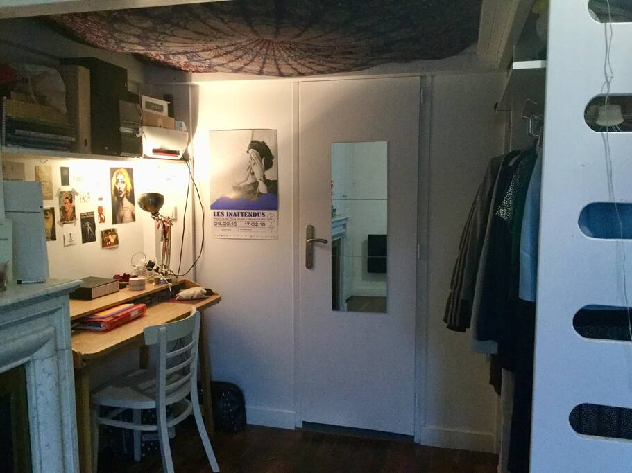 Bureau cosy avec imprimante et chaîne hifi.