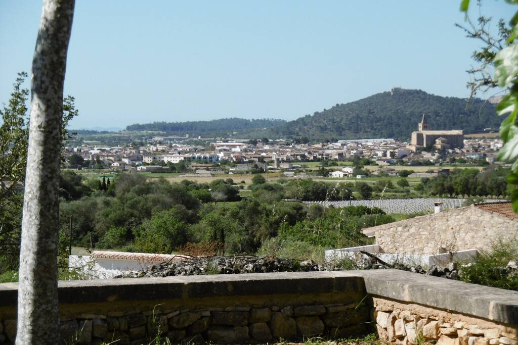 Porreres y la isla de Cabrera en el horizonte