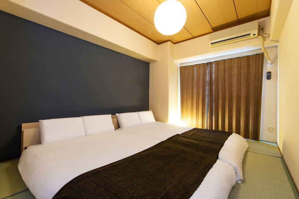 臥室,兩個雙人床Nice bedroom with two beds.